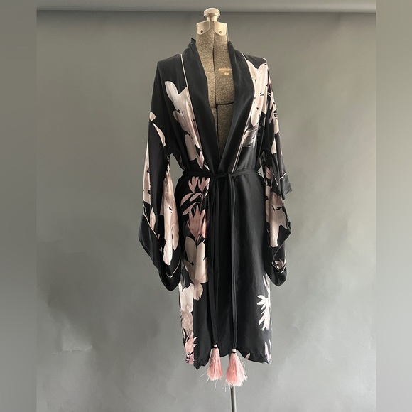 Natori Silk Kimono - Picture 3 of 9